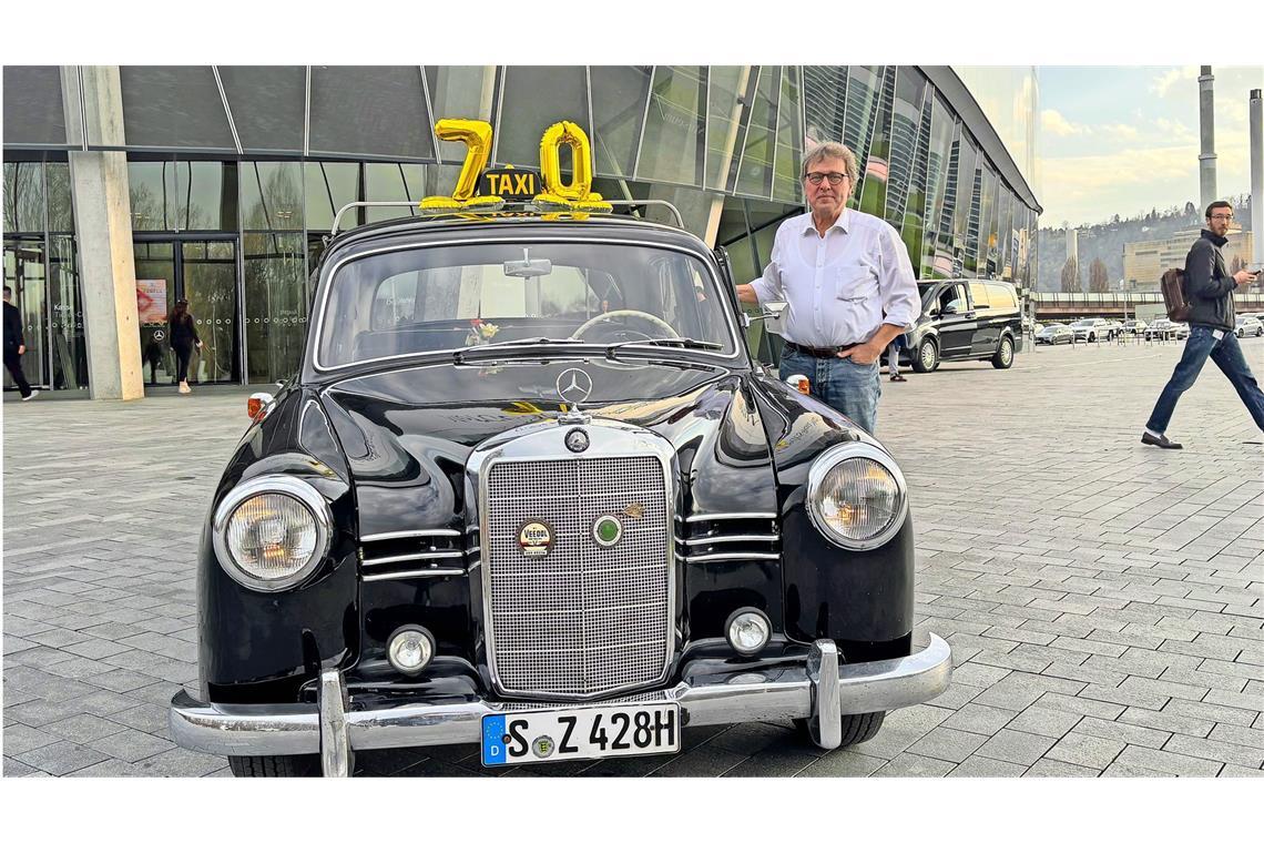 Thilo Kreiser feiert den 70. Geburtstag seines Ponton-Diesels vor dem Mercedes-Benz-Museum.