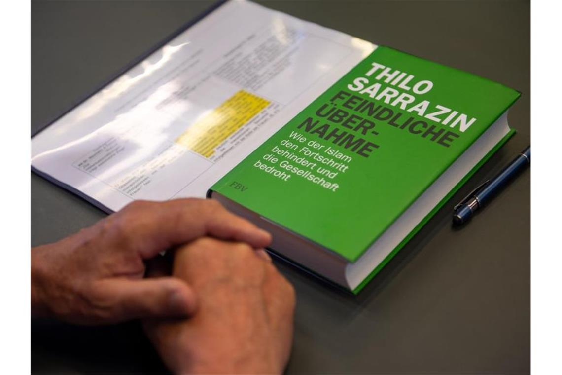 Thilo Sarrazins Buch „Feindliche Übernahme“ von liegt vor der Sitzung der SPD-Schiedskommission auf einem Tisch im Sitzungssaal. Foto: Monika Skolimowska