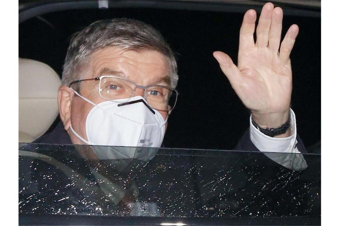 Bach-Ankunft mit Tiefschlag: Fan-Ausschluss in Tokio Thomas Bach winkt bei seiner Ankunft in Tokio. Foto: ./Pool/kyodo/dpa
