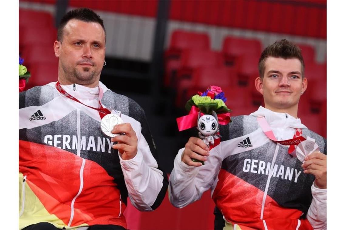 Thomas Brüchle (l) und Thomas Schmidberger haben bei der Siegerehrung ihre Silbermedaillen um den Hals. Foto: Karl-Josef Hildenbrand/dpa/Archivbild
