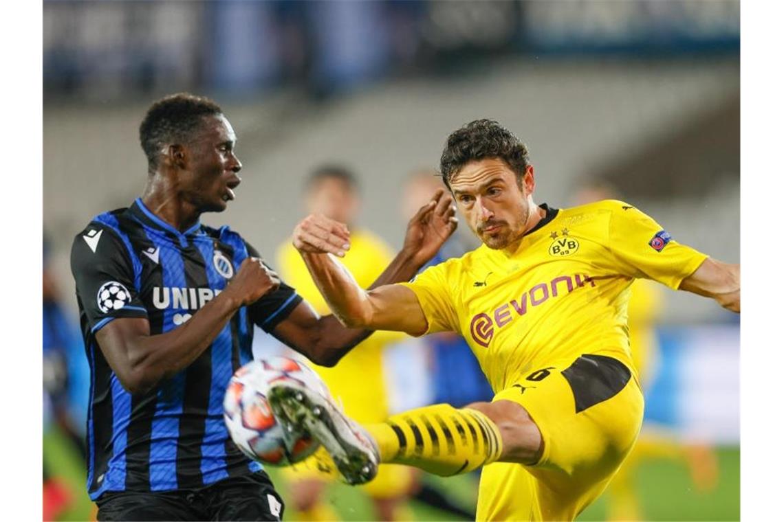 Thomas Delaney (r) ist vor Odilon Kossounou am Ball. Foto: Bruno Fahy/BELGA/dpa