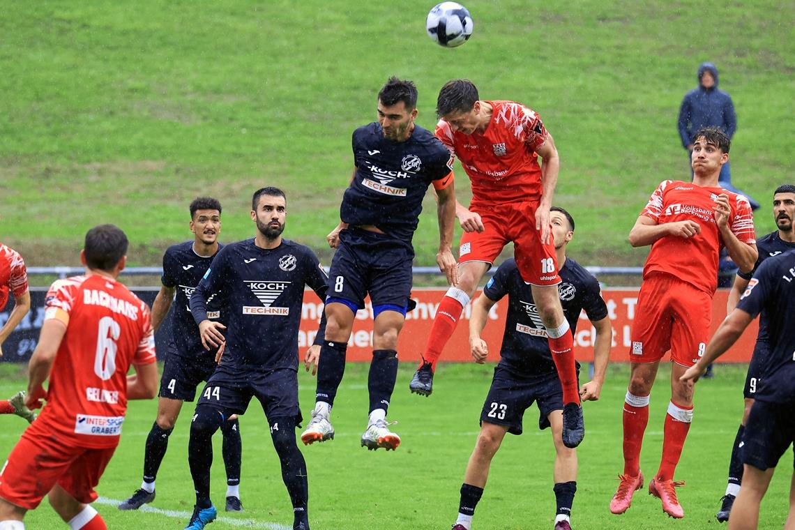 Thomas Doser (Nummer 18) holt mit der TSG Backnang einen Punkt. Foto: Alexander Becher