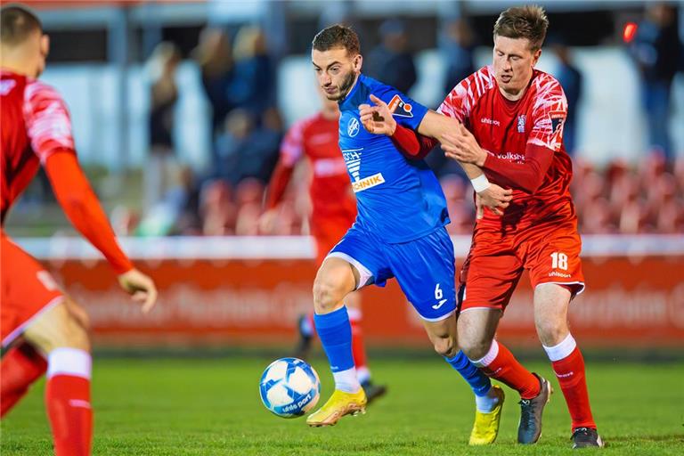 Thomas Doser (rechts) und die TSG-Elf mühten sich vor allem vor der Halbzeit zu oft erfolglos, Emre Kahriman und den 1. CfR Pforzheim zu stoppen. Deshalb waren Backnangs Fußballer im Nachholspiel gestern Abend auch am Ende deutlich hinten dran. Foto: Silas Schüller