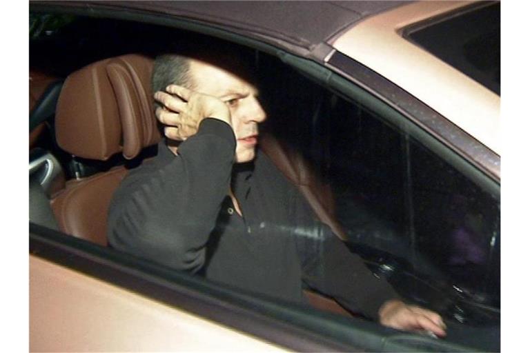 Thomas Drach, verurteilter Reemtsma-Entführer, verlässt im Jahr 2013 nach 15-jähriger Haft das Gefängnis Hamburg-Fuhlsbüttel im Auto seines Anwalts. Foto: TV News Kontor/dpa