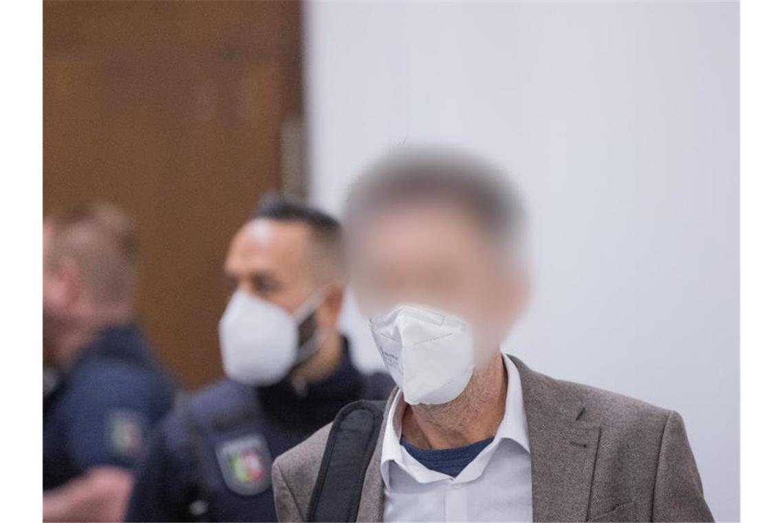 Thomas Drachs Mitangeklagter kommt in den Gerichtssaal im Landgericht Köln. Foto: Rolf Vennenbernd/dpa