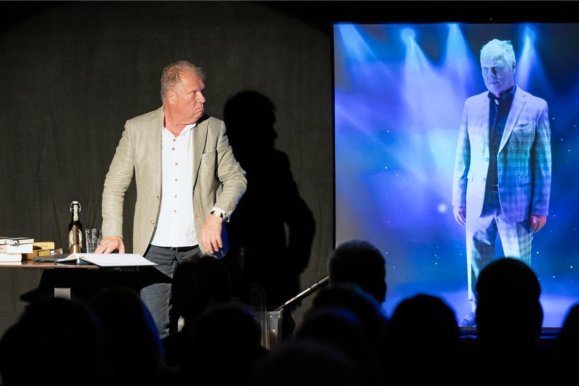 Thomas Freitag spricht auf der Kleinkunstbühne im Merlin mit und über seinen eigenen KI-Avatar. Foto: Tobias Sellmaier