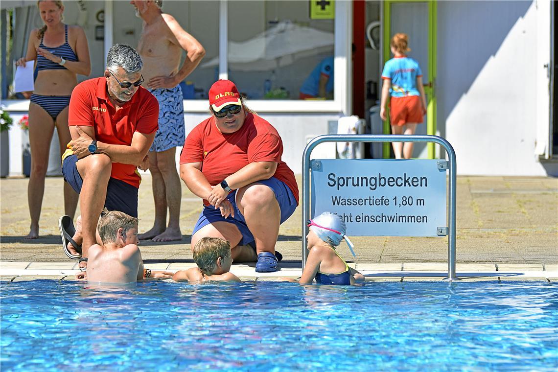 Backnanger DLRG-Ortsgruppe unterstützt die Schwimmmeister des Wonnemars Thomas Frey und Sabine Kerber haben einen achtsamen Blick auf die Badegäste, wenn sie zwischen den Becken im Freibad ihre Runden laufen. Foto: Tobias Sellmaier