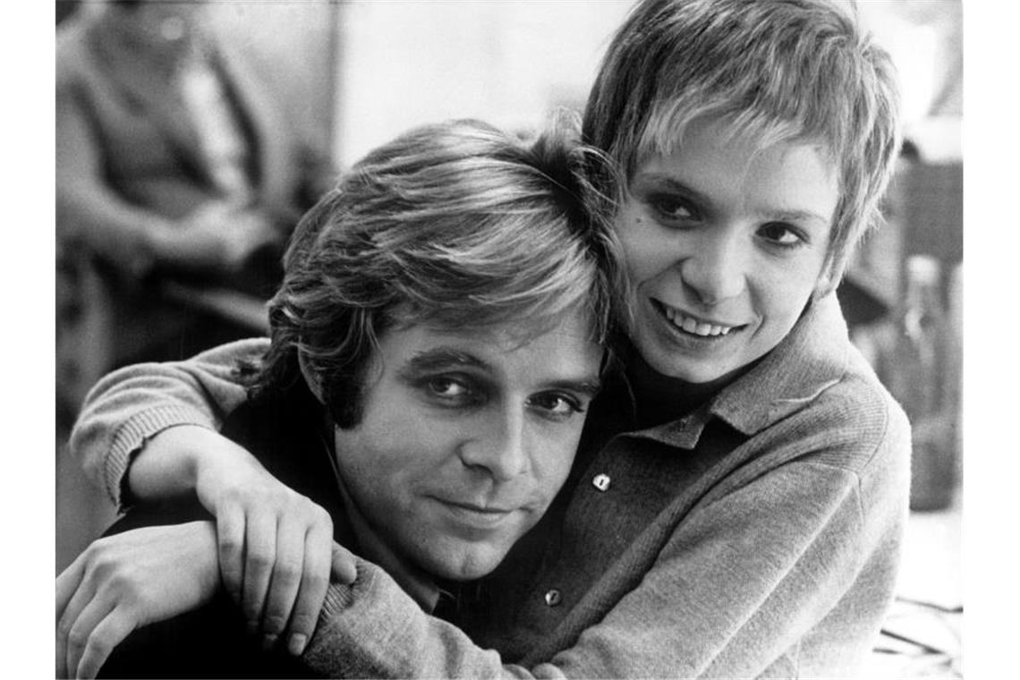 Schauspieler Thomas Fritsch gestorben Thomas Fritsch und Ingrid Steeger 1975 in Berlin bei den Dreharbeiten zu dem Fernsehspiel „Manchmal Märchen“. Foto: picture alliance / dpa