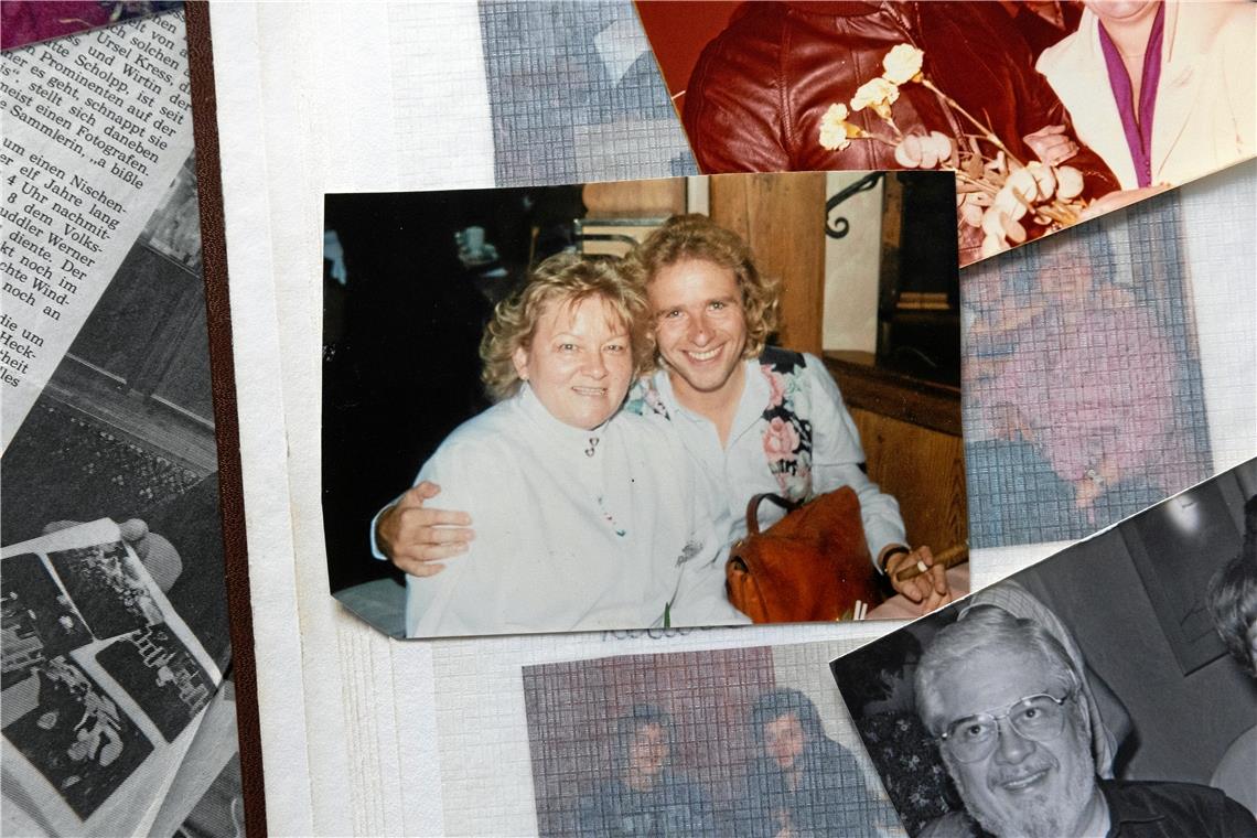 Ein Fotoalbum voller Promis Thomas Gottschalk 1988: rechter Arm um Ursel Kress gelegt, in der Linken die Zigarre.