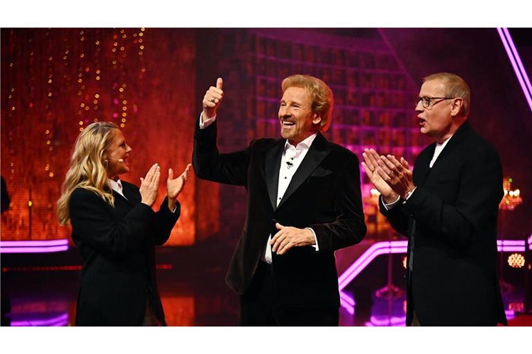 Thomas Gottschalk eingerahmt von Barbara Schöneberger und Günther Jauch bei seiner großen Abschiedsshow bei RTL