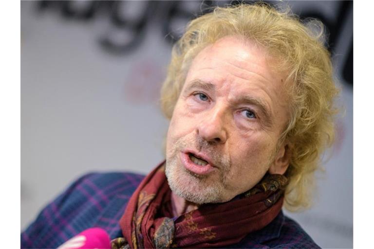 Thomas Gottschalk wird von Journalisten interviewt. Foto: Matthias Balk/dpa