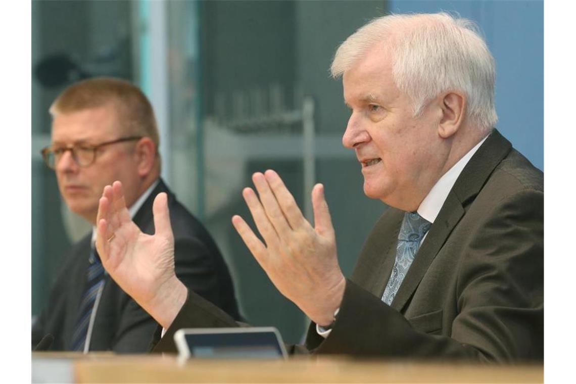 Thomas Haldenwang (l.), Präsident des Bundesamtes für Verfassungsschutz, und Bundesinnenminister Horst Seehofer. Foto: Wolfgang Kumm/dpa