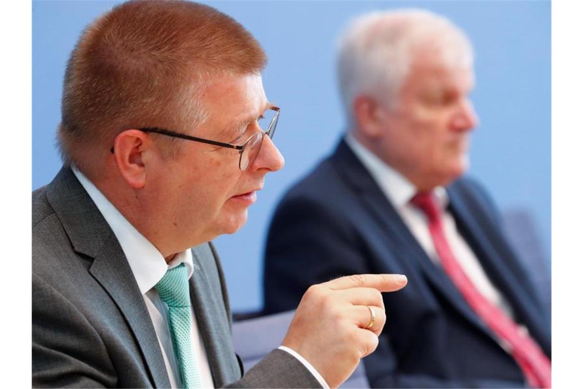 Gewaltbereitschaft der Extremisten nimmt zu Thomas Haldenwang (l), Präsident des Bundesamts für Verfassungsschutz, und Bundesinnenminister Horst Seehofer stellen in Berlin den Verfassungsschutzbericht 2019 vor. Foto: Hannibal Hanschke/Reuters Pool/dpa