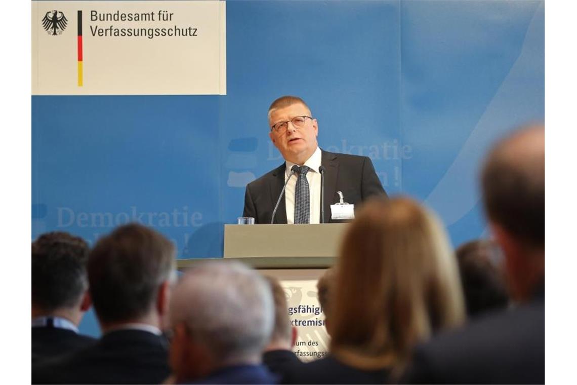 Thomas Haldenwang, Präsident des Bundesamtes für Verfassungsschutz, attestiert dem Rechtsextremismus in Deutschland eine neue Dynamik. Foto: Wolfgang Kumm
