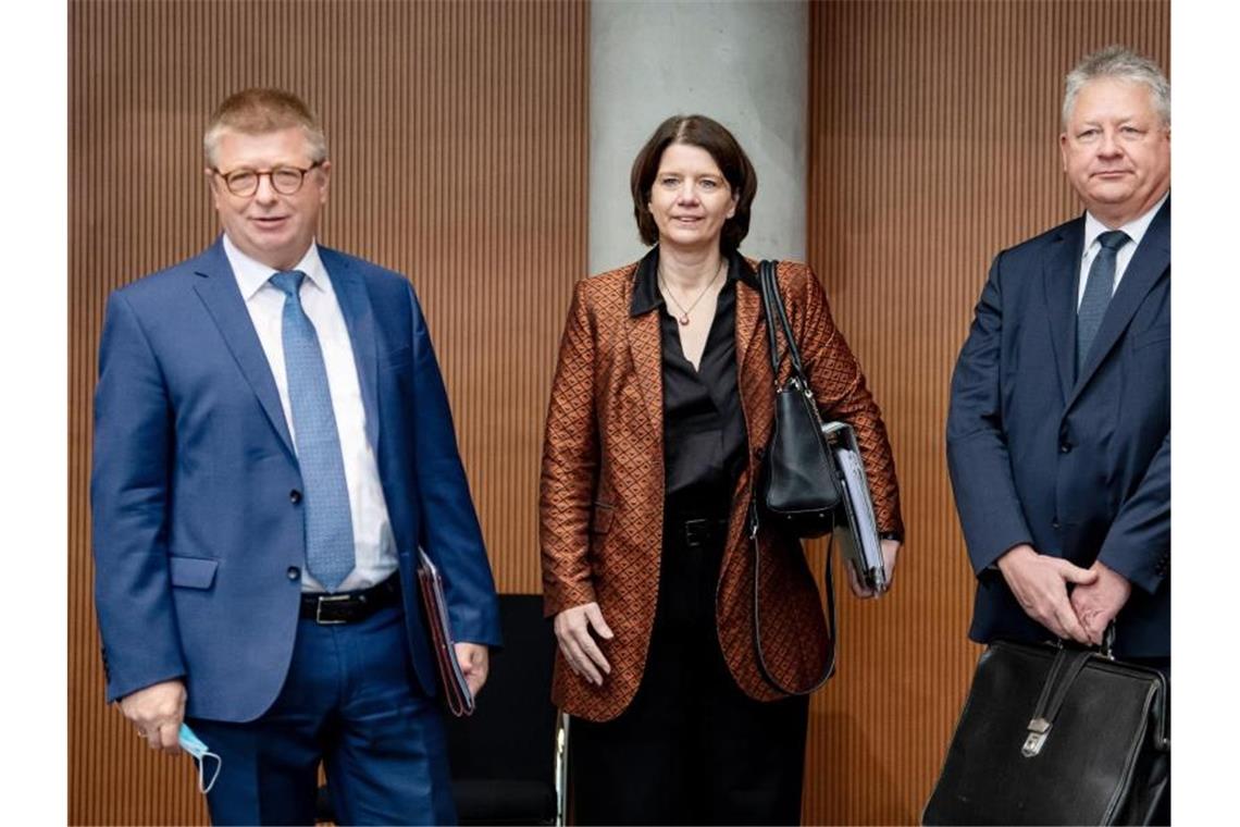 Anhörung von Geheimdienst-Chefs: Extremisten und Fremdmächte Thomas Haldenwang (v.l.), Präsident des Bundesamtes für Verfassungsschutz, Martina Rosenberg, Präsidentin des Bundesamtes für den Militärischen Abschirmdienst, und Bruno Kahl, Präsident des Bundesnachrichtendienstes in Berlin. Foto: Fabian Sommer/dpa