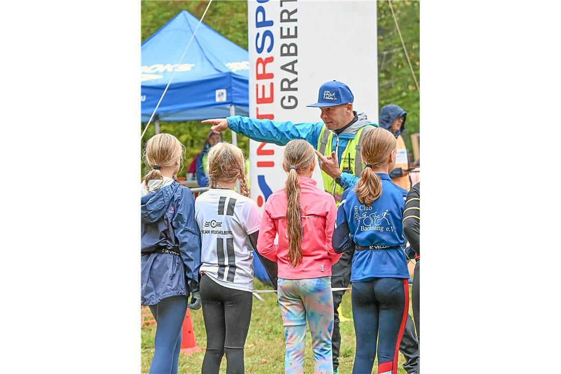 Thomas Hartmann bei der Einweisung vor dem nächsten Start. 4. Kindercrossduathlo...