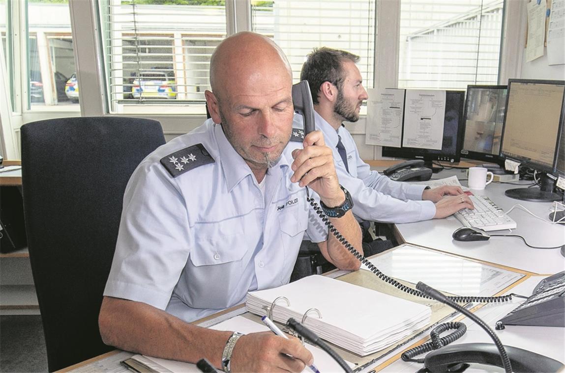 Thomas Hartmann ist seit 36 Jahren im Polizeidienst. Der stressigste Arbeitsplatz ist übrigens der Wachtisch im Eingangsbereich. Dort muss der Beamte gleichzeitig das Telefon, den Funk, die Notrufe, E-Mails und die Anfragen der Bürger, die auf die Wache kommen, im Blick haben. Foto: A. Becher