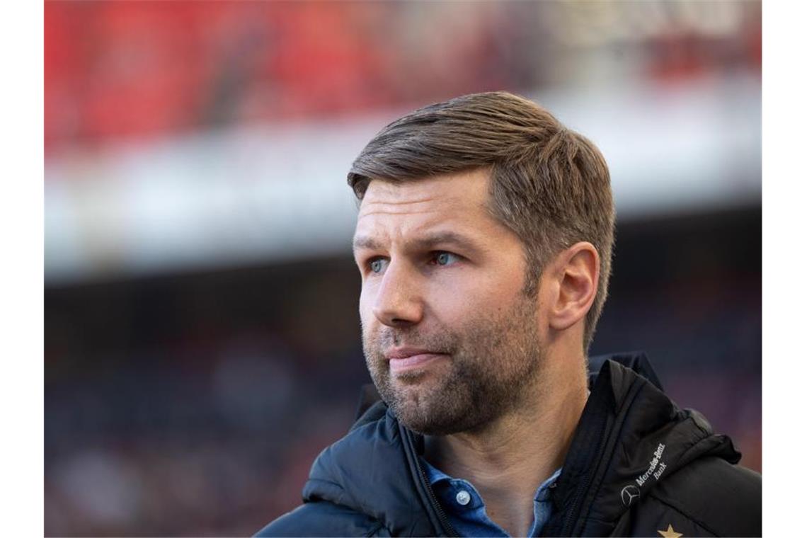 Thomas Hitzlsperger geht vor dem Spiel durchs Stadion. Foto: Sebastian Gollnow/Archiv