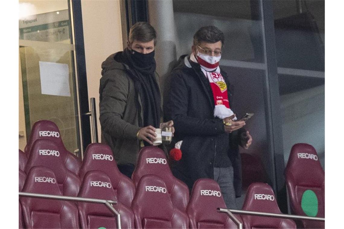 Thomas Hitzlsperger (l) und Claus Vogt schauten sich das Spiel des VfB Stuttgart gemeinsam an. Foto: Tom Weller/dpa