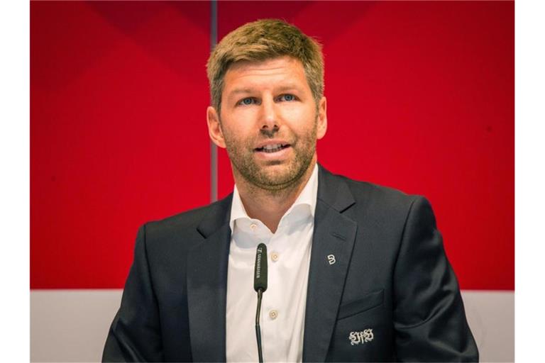 Thomas Hitzlsperger, Sportvorstand des VfB Stuttgart, hält bei der Mitgliederversammlung eine Rede. Foto: Christoph Schmidt