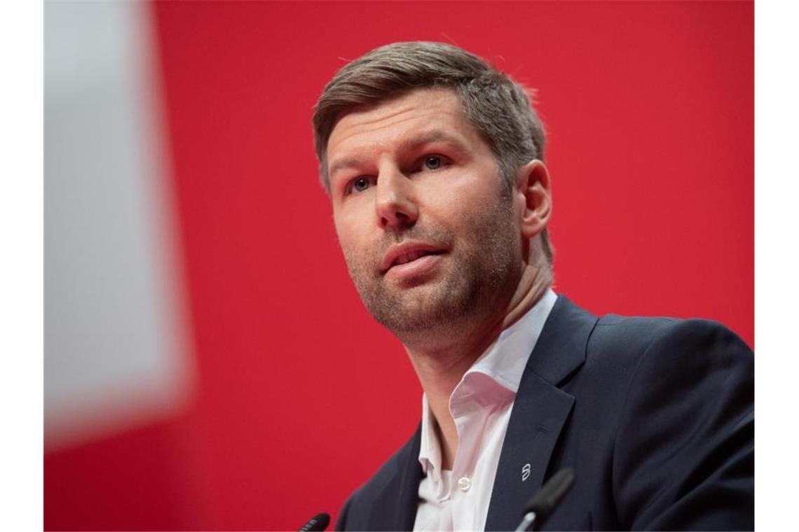 Thomas Hitzlsperger spricht bei einer Mitgliederversammlung des VfB Stuttgart. Foto: Tom Weller/dpa/Archivbild