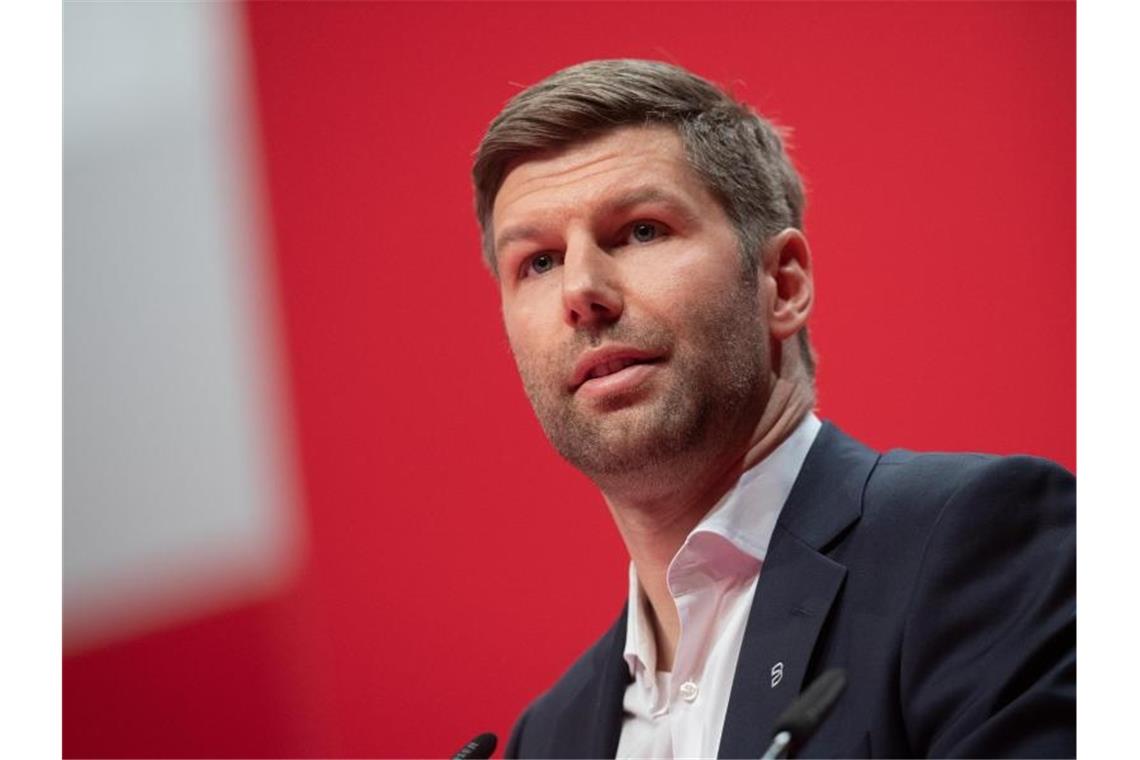VfB-Vorstand Hitzlsperger: Sind vom Trainer überzeugt Thomas Hitzlsperger spricht. Foto: Tom Weller/dpa/Archivbild