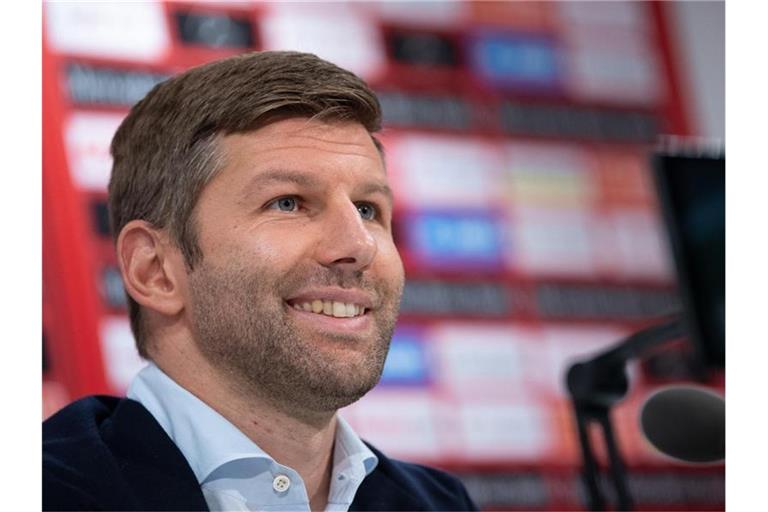 Thomas Hitzlsperger spricht während einer Pressekonferenz. Foto: Sebastian Gollnow/dpa