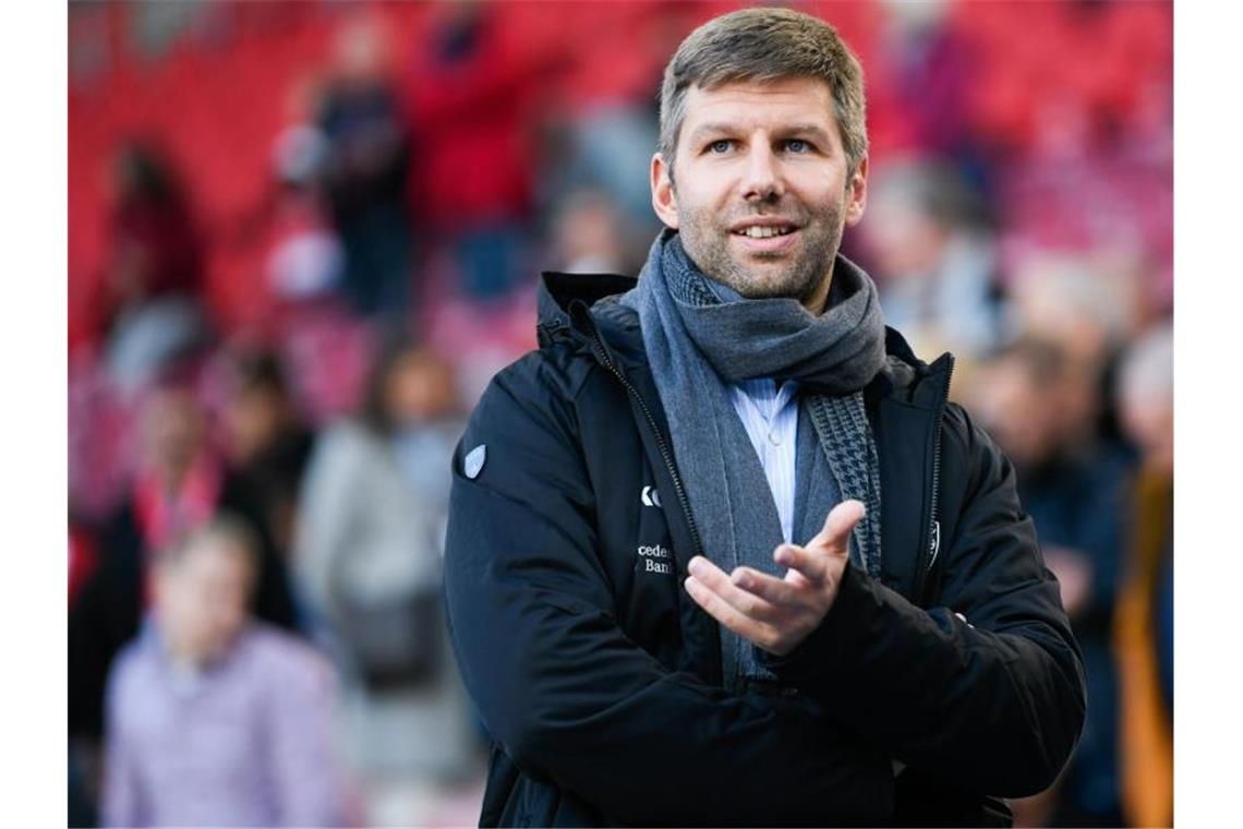 Thomas Hitzlsperger steht vor dem Spiel im Stadion. Foto: Tom Weller/dpa