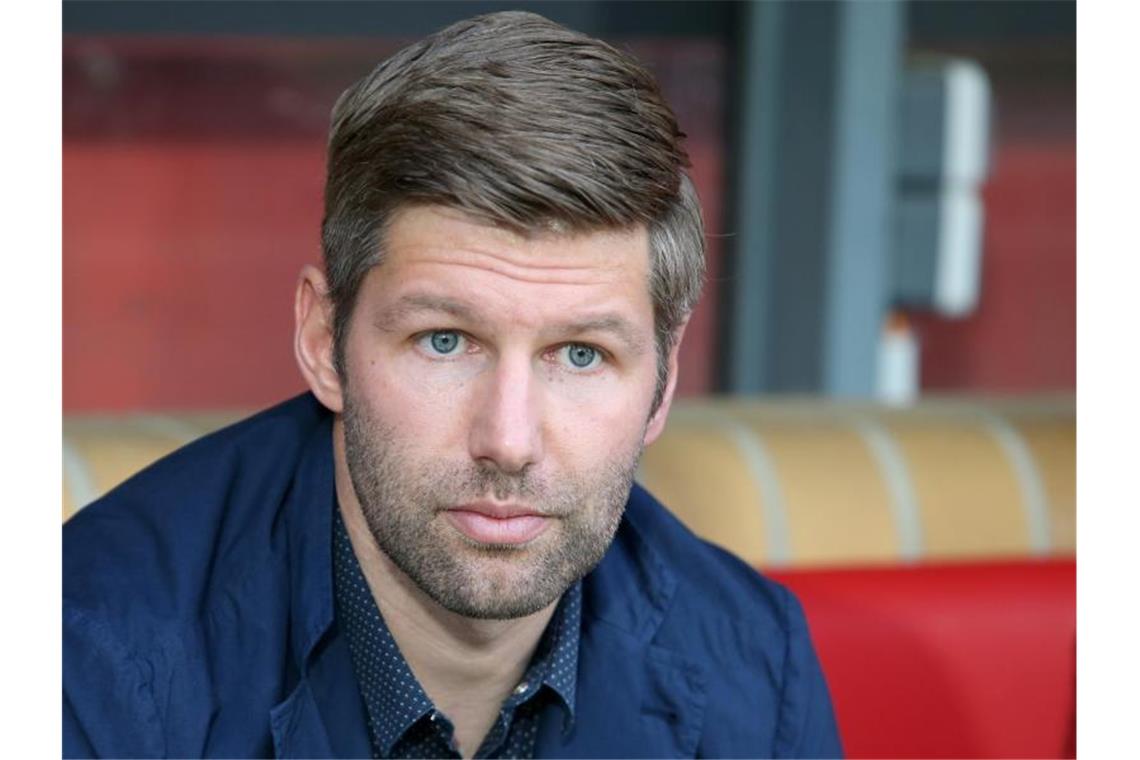 Thomas Hitzlsperger, VfB-Sportvorstand, sitzt auf der Bank. Foto: Andreas Gora/Archivbild