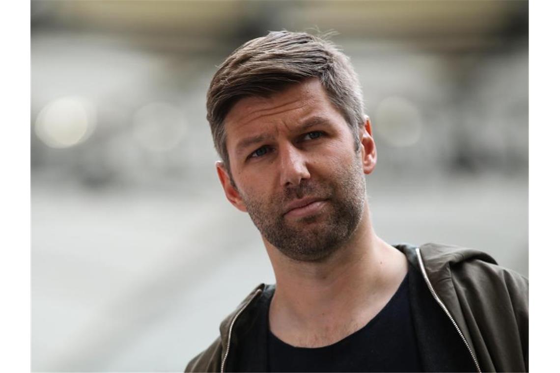 VfB-Chef Hitzlsperger für Gehaltsobergrenze im Profifußball Thomas Hitzlsperger, Vorstandsvorsitzender des VfB Stuttgart, steht im Stadion. Foto: Tom Weller/dpa-Pool/dpa/Archivbild