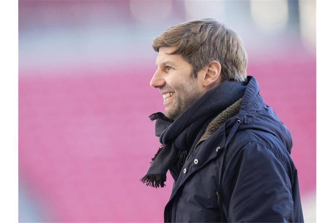 Thomas Hitzlsperger, Vorstandsvorsitzender des VfB Stuttgart, steht im Stadion. Foto: Tom Weller/dpa/Archivbild