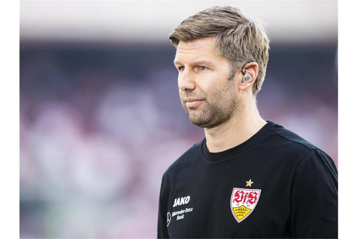 Thomas Hitzlsperger, Vorstandsvorsitzender des VfB Stuttgart, steht vor einem Spiel im Stadion. Foto: Tom Weller/dpa/Archivbild