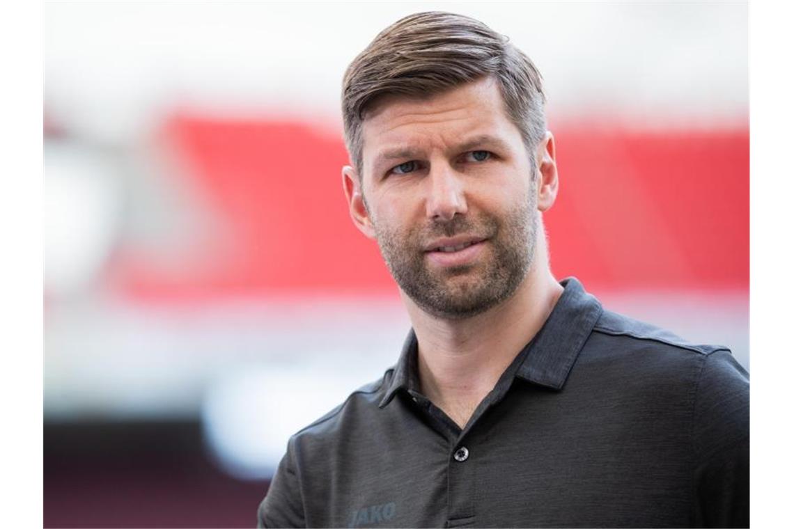 Thomas Hitzlsperger, Vorstandsvorsitzender des VfB Stuttgart, steht vor dem Spiel im Stadion. Foto: Tom Weller/dpa