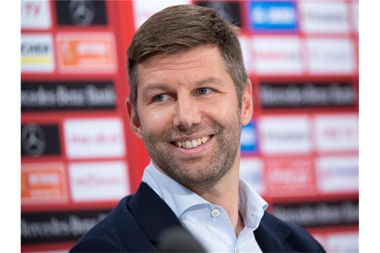 Thomas Hitzlsperger, Vorstandsvorsitzender des VfB Stuttgart, lächelt. Foto: Sebastian Gollnow/dpa/Archivbild