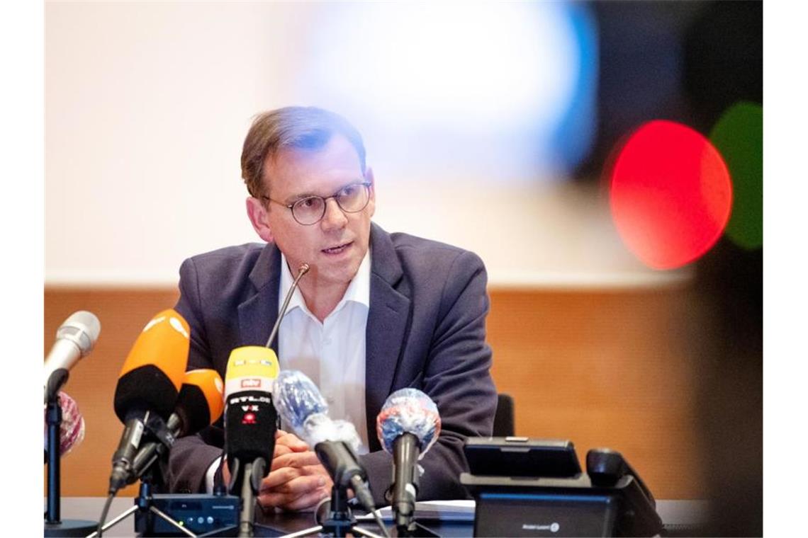 Corona-Hotspot Schlachthof: Frust, Streit und offene Fragen Thomas Kuhlbusch, Krisenstabsleiter und Dezernent Gesundheit, Ordnung und Recht des Kreises Gütersloh, nimmt an einer Pressekonferenz teil. Erneut gibt es einen folgenreichen Corona-Ausbruch in einer deutschen Fleischfabrik. Foto: David Inderlied/dpa