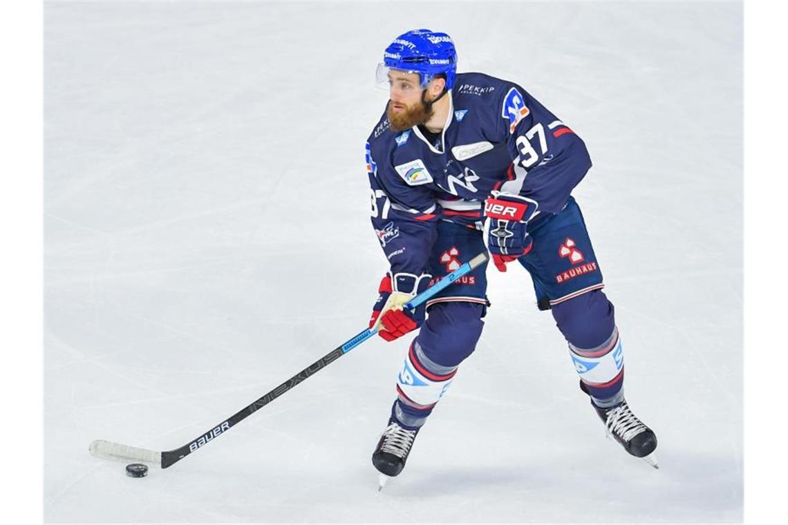 Thomas Larkin spielt den Puck. Foto: Uwe Anspach/dpa/Archivbild