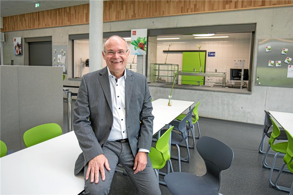 Thomas Maier sitzt in der Mensa der Schickhardt-Realschule in Backnang, die er als sein „Baby“ bezeichnet. Foto: A. Becher