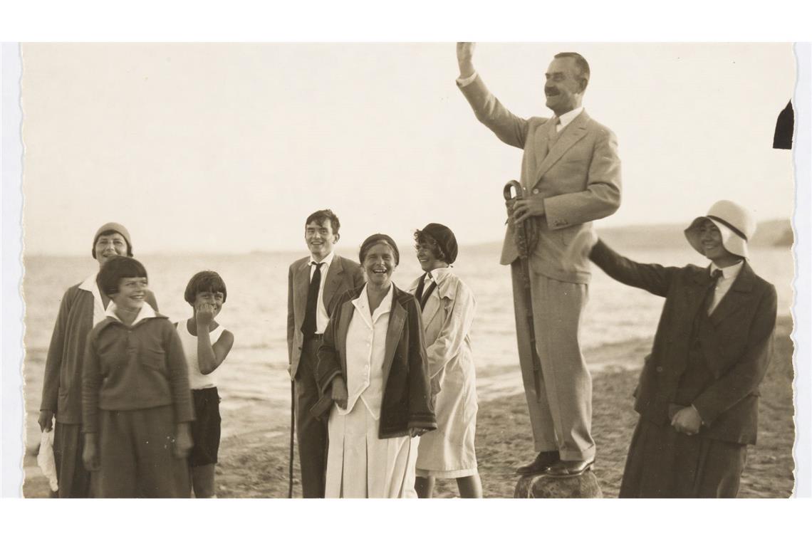 Autor und Aktivist - 150 Jahre Thomas Mann Thomas Mann gestikulierend am Strand, unter anderem neben Ilse Dernburg, Elisabeth Mann, Michael Mann, Golo Mann, Katia Mann und Monika Mann. (Archivbild)