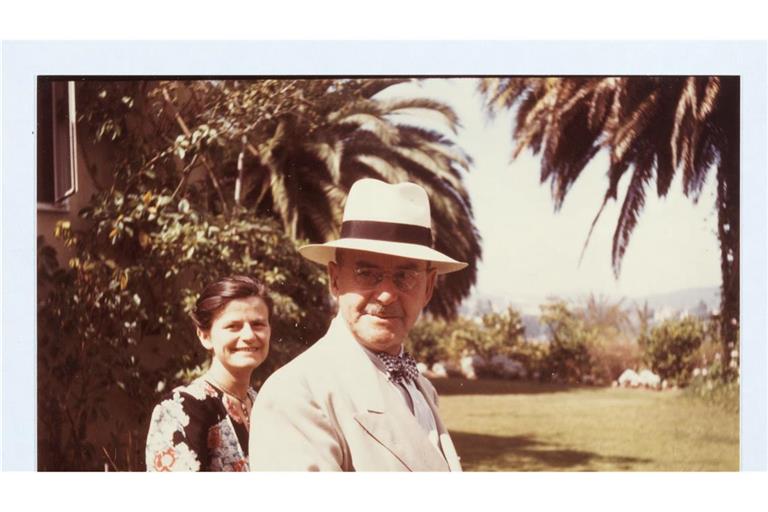 Thomas Mann mit seiner Tochter Elisabeth in einem Garten (circa 1946).
