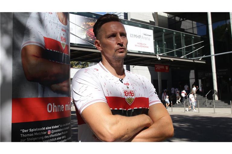 Thomas Melchior im Jahr 2023 vor der Stuttgarter Arena im VfB-Trikot. Inzwischen ist er mit Trikots der größten Rivalen vor deutschen Stadien unterwegs.