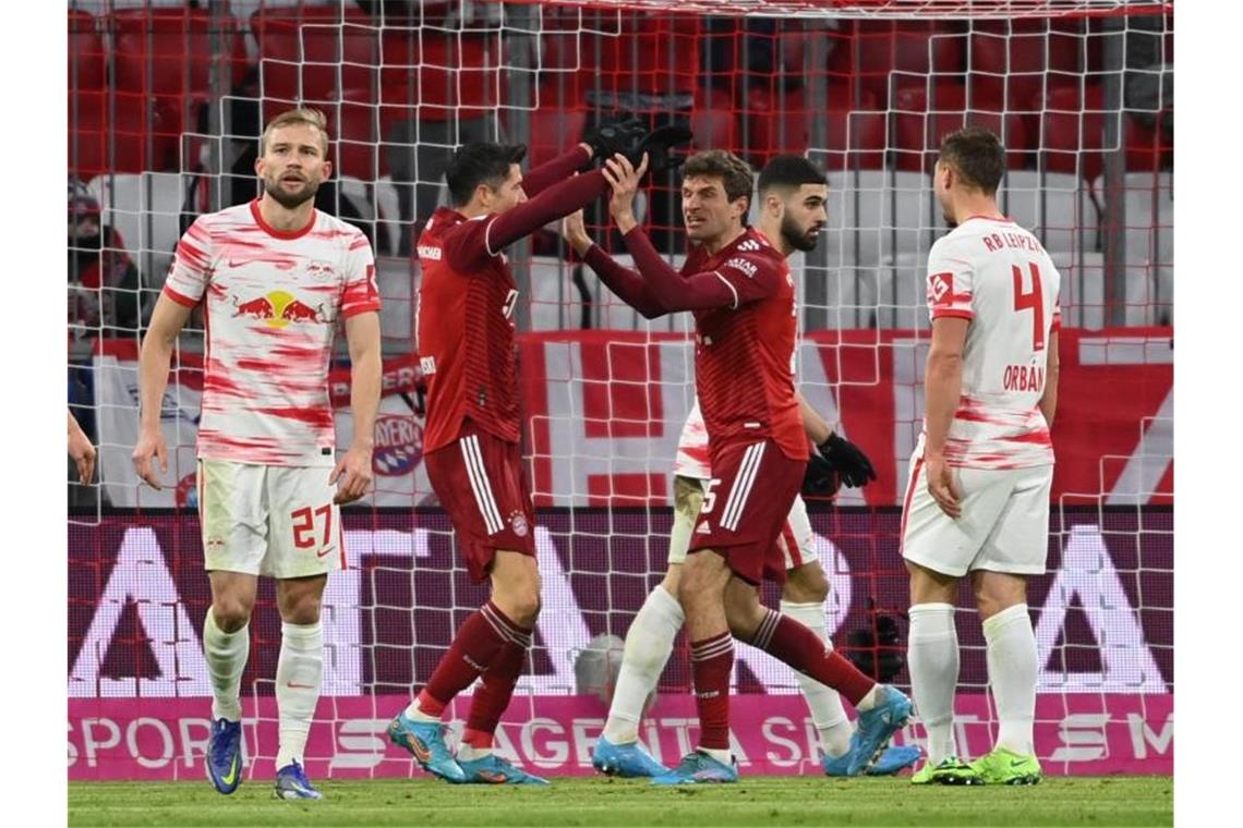 Neuers Start ins WM-Jahr missglückt - Chance für Ulreich Thomas Müller (3.v.l.) bejubelt mit Robert Lewandowski (2.v.l.) sein Tor zum 1:0. Willi Orban (r) und Konrad Laimer (l) schauen weg. Foto: Sven Hoppe/dpa