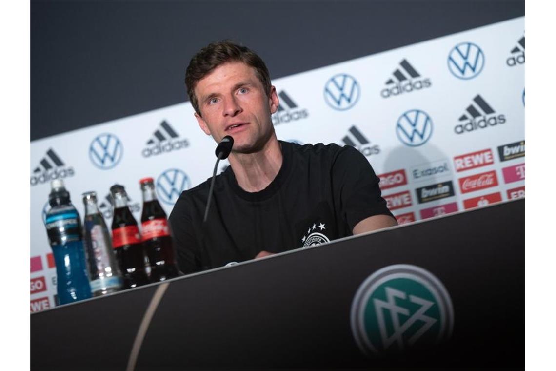 Thomas Müller bei der DFB-Pressekonferenz in Neu-Isenburg. Foto: Sebastian Gollnow/dpa