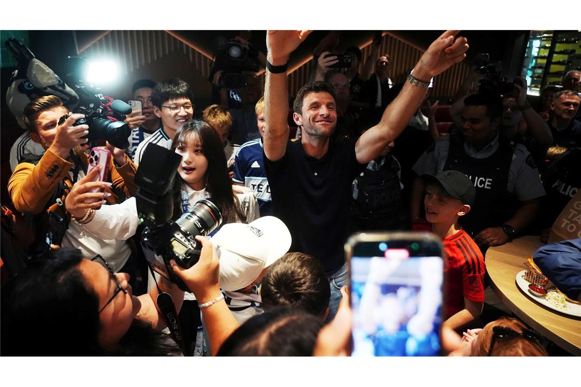 Bilder des Tages Thomas Müller bei seiner Ankunft aus Deutschland am Vancouver International Airport.