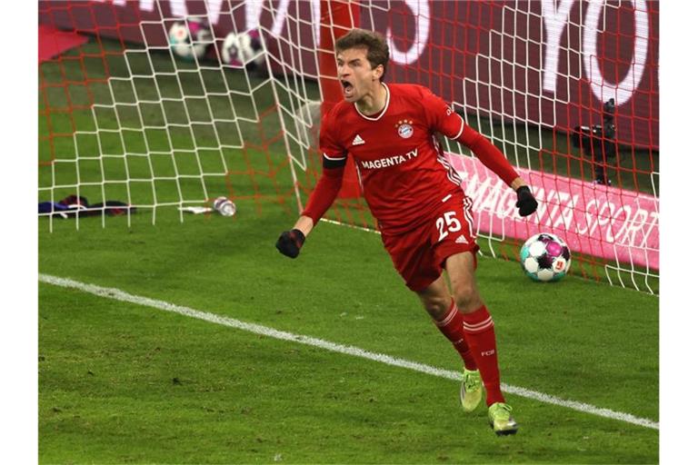 Thomas Müller bejubelt seinen Treffer zum 3:3-Ausgleich gegen RB Leipzig. Foto: Alexander Hassenstein/Getty Images Europe/Pool/dpa