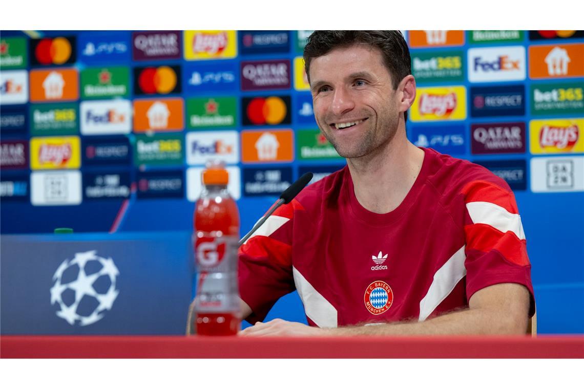 Playoff-Hammer oder Wunder? Kompany plant mit Neuer Thomas Müller blickt dem Bratislava-Spiel guter Laune entgegen.