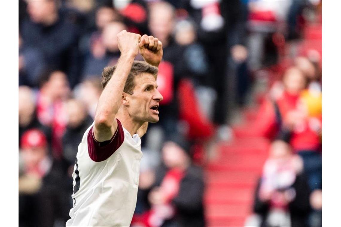 FC Bayern zwischen Titel-Spaß und Geisterspiel-Sorge Thomas Müller brachte die Bayern mit seinem Treffer gegen den FC Augsburg in Führung. Foto: Matthias Balk/dpa