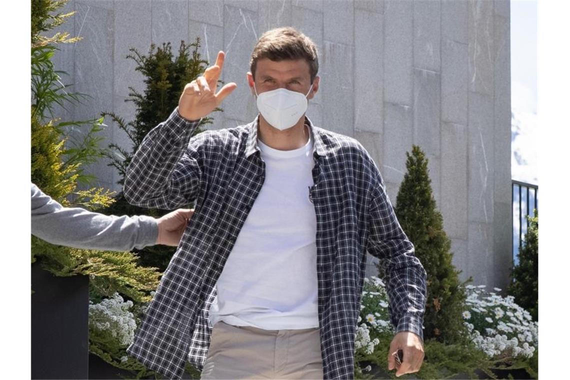Ankunft in Seefeld: Müller und Hummels wieder im DFB-Kreis Thomas Müller grüßt bei seiner Ankunft am Hotel Nidum in Österreich. Foto: Christian Charisius/dpa