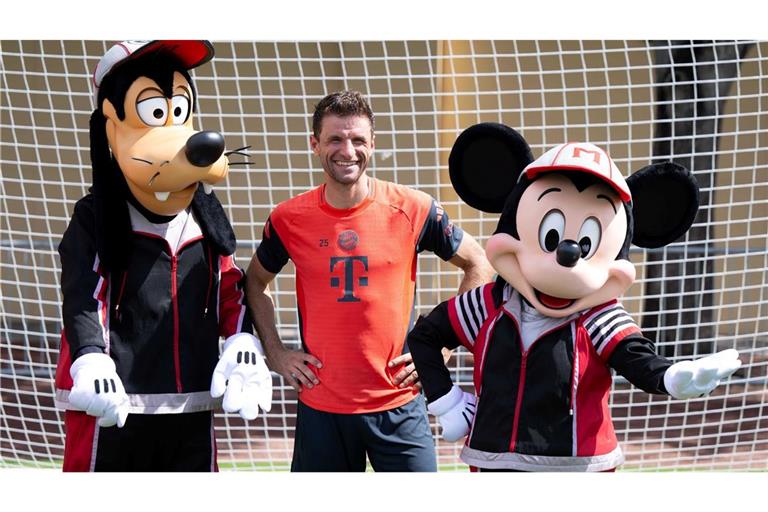 Thomas Müller in Orlando mit Goofy und Micky Maus.