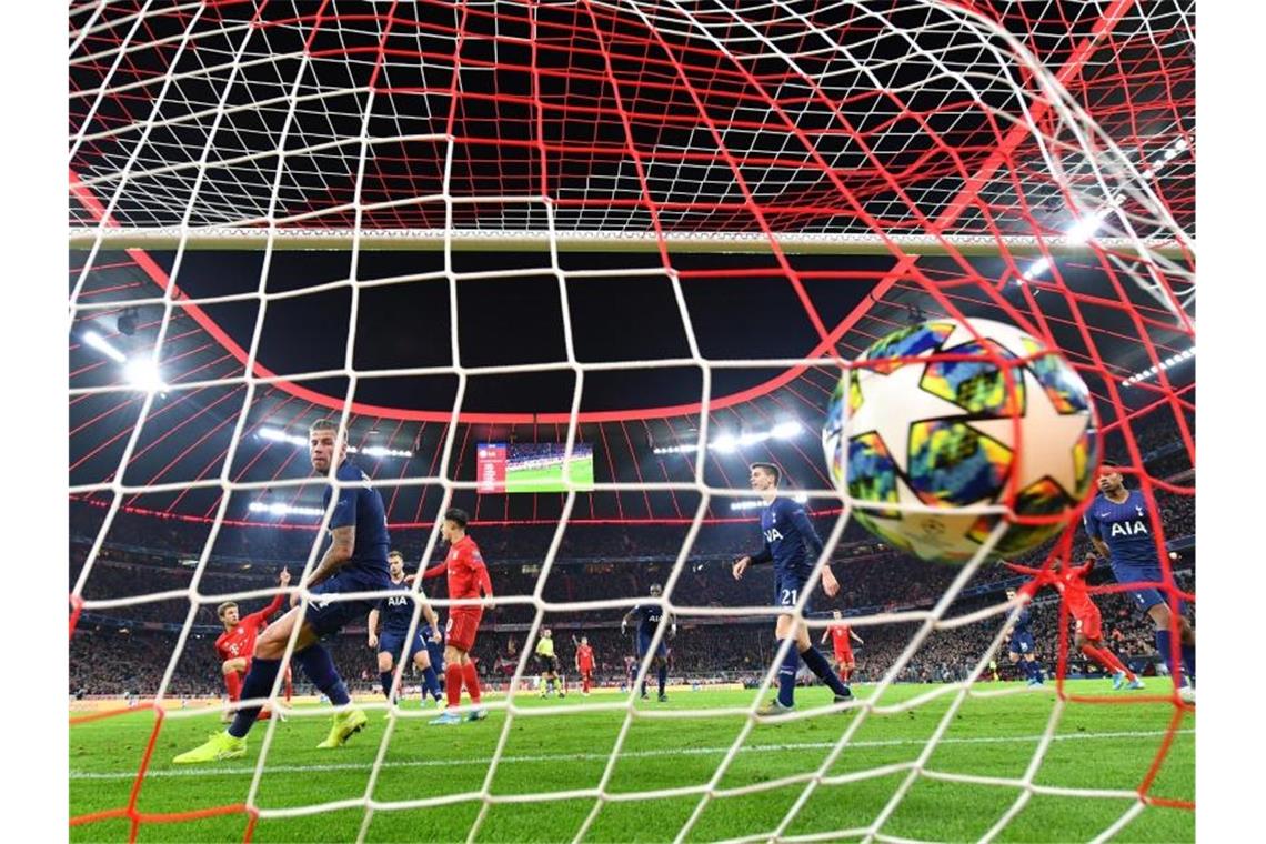 Thomas Müller (l) erzielt das 2:1 gegen Tottenham Hotspur. Foto: Peter Kneffel/dpa
