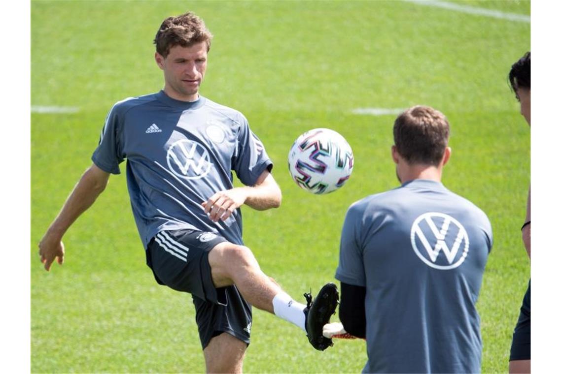 Löws neuer Wembley-Plan - Kein Speedboat für Havertz Thomas Müller (l) ist vor der Partie gegen England wieder voll einsatzbereit. Foto: Federico Gambarini/dpa